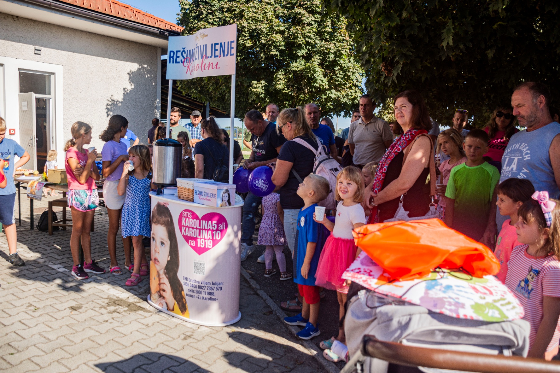 Obiskovalci ob humanitarni stojnici Rešimo življenje Karolini