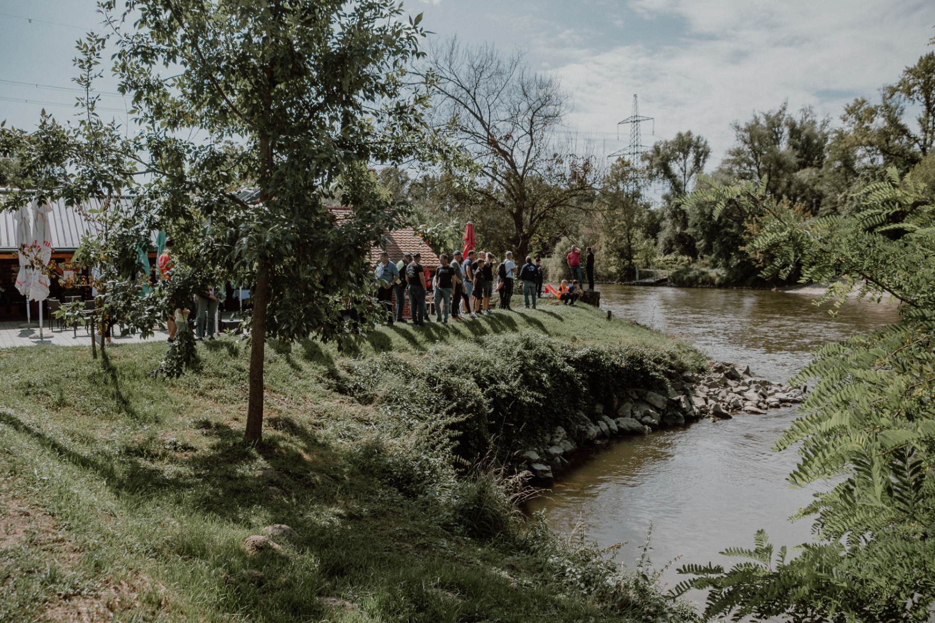 Udeleženci ob bregu reke Mure med opazovanjem toka