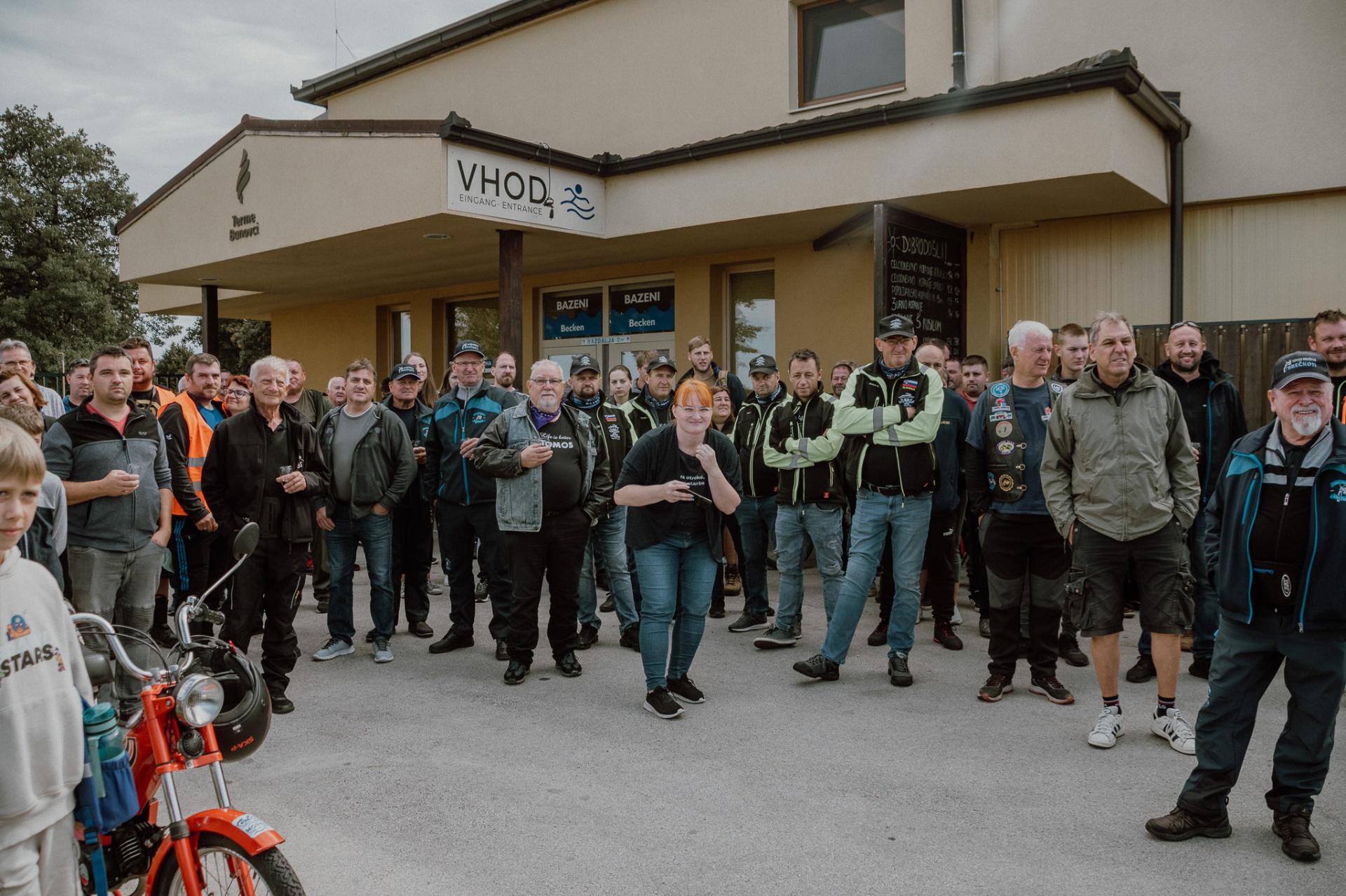 Udeleženci pred vhodom v Terme Banovci ob pozdravnem nagovoru