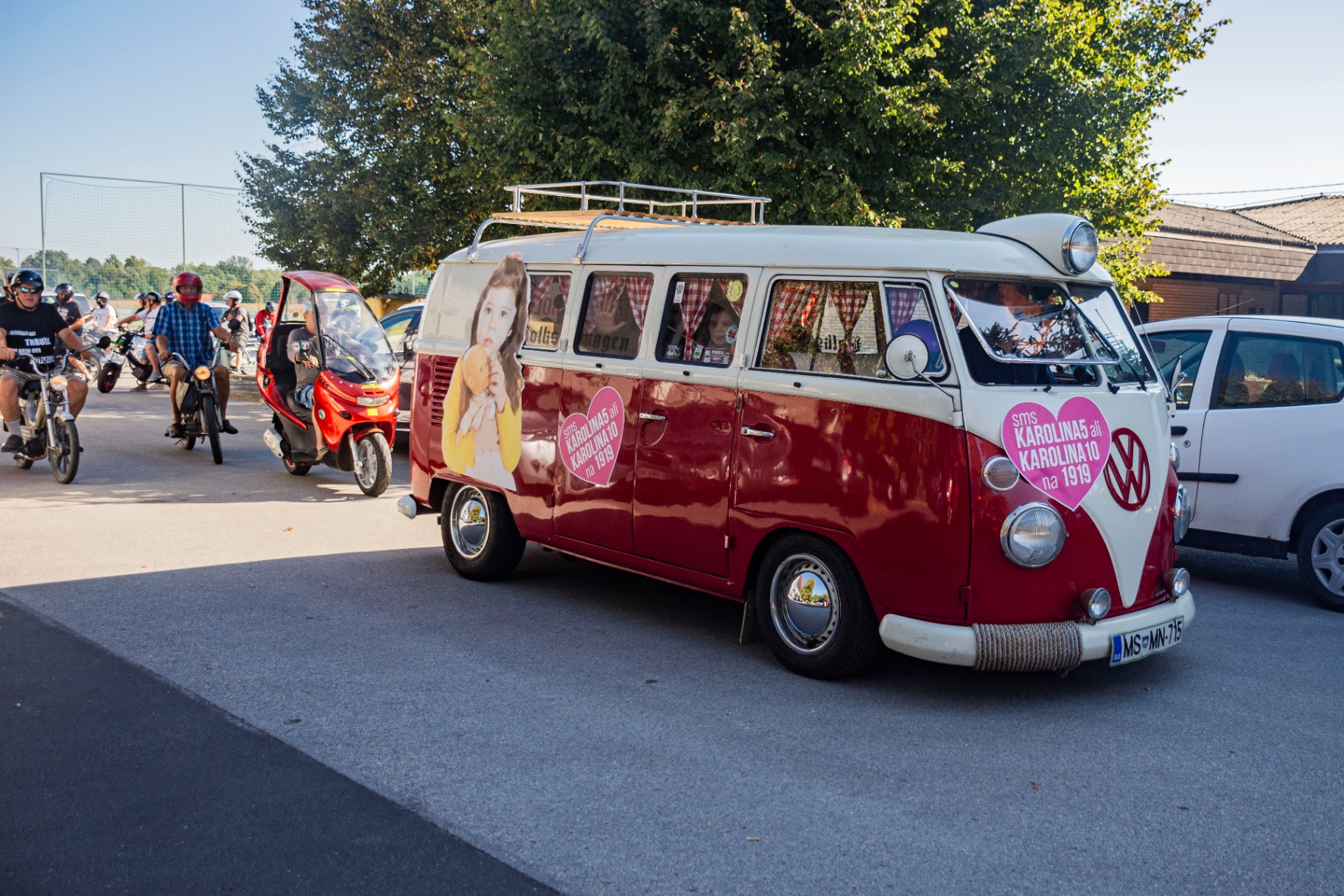 Humanitarni VW kombi med kolono mopedov