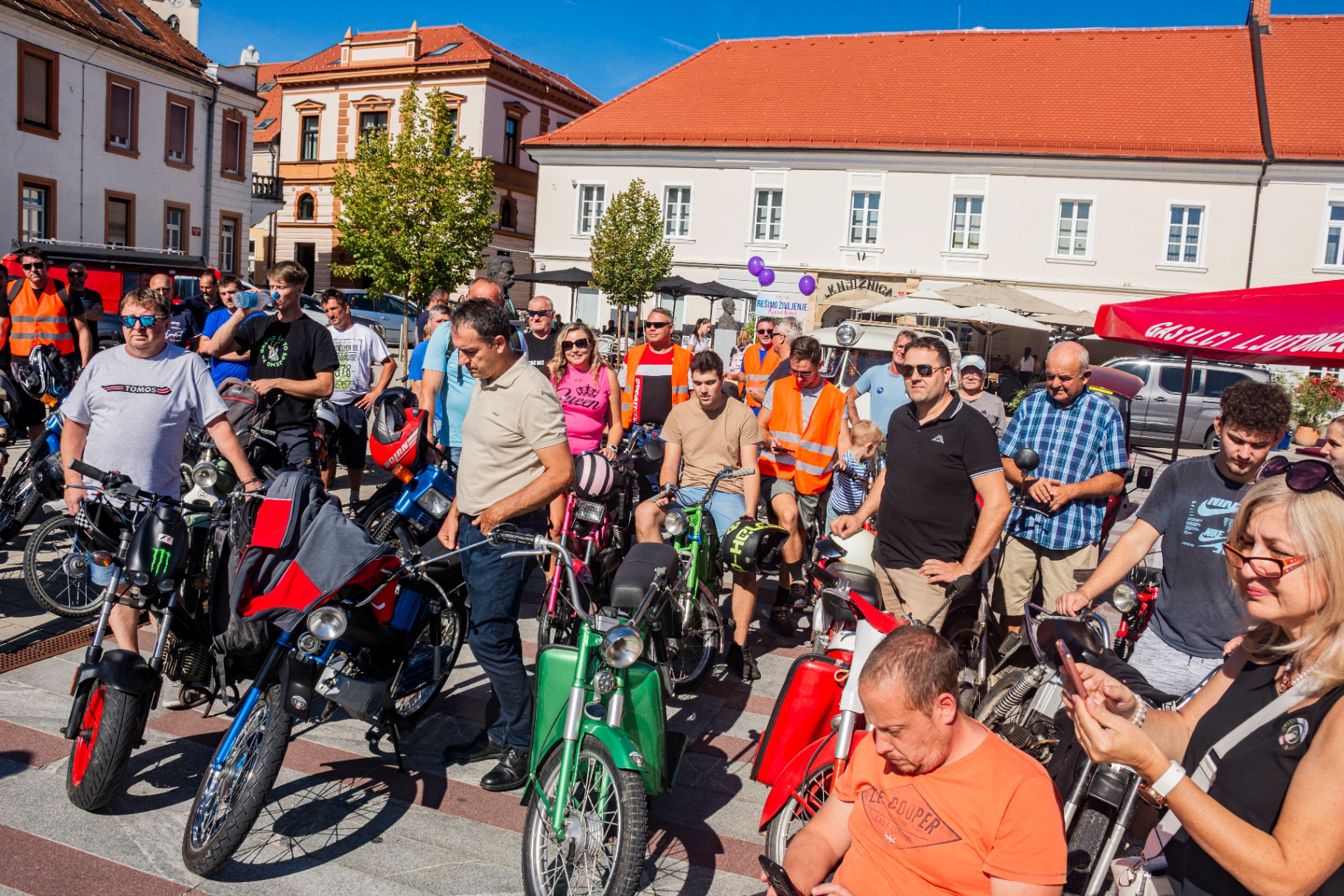 Množica udeležencev z mopedi na osrednjem trgu