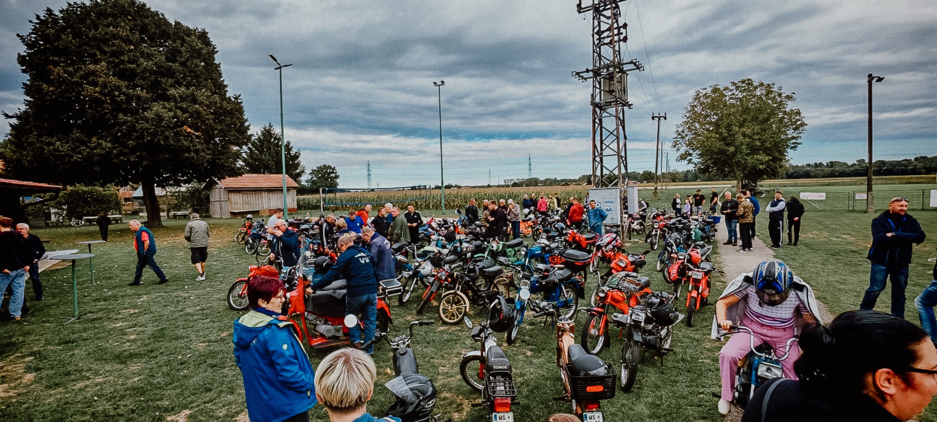 Množica mopedov in obiskovalcev na zbirnem prostoru pred začetkom ture