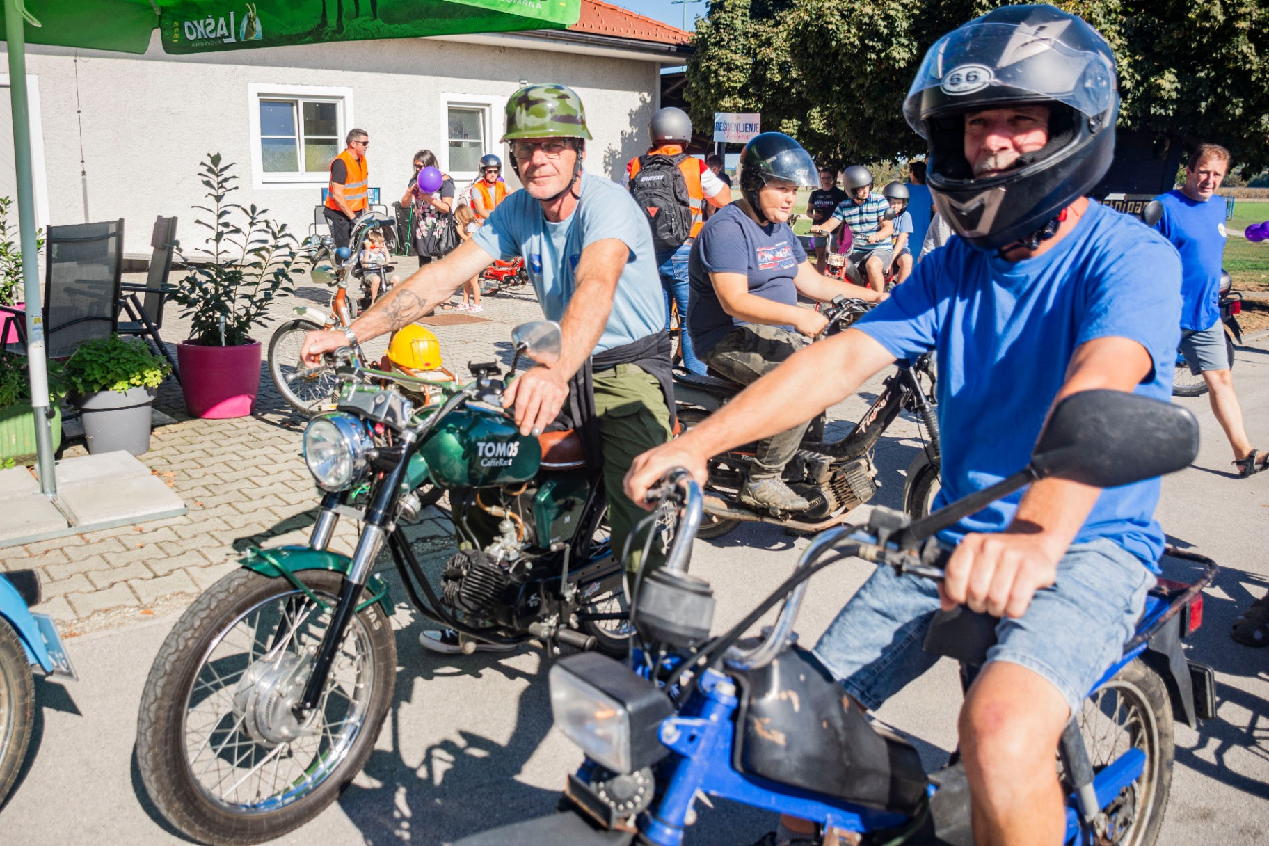 Vozniki v koloni med štartom MOPED Mur