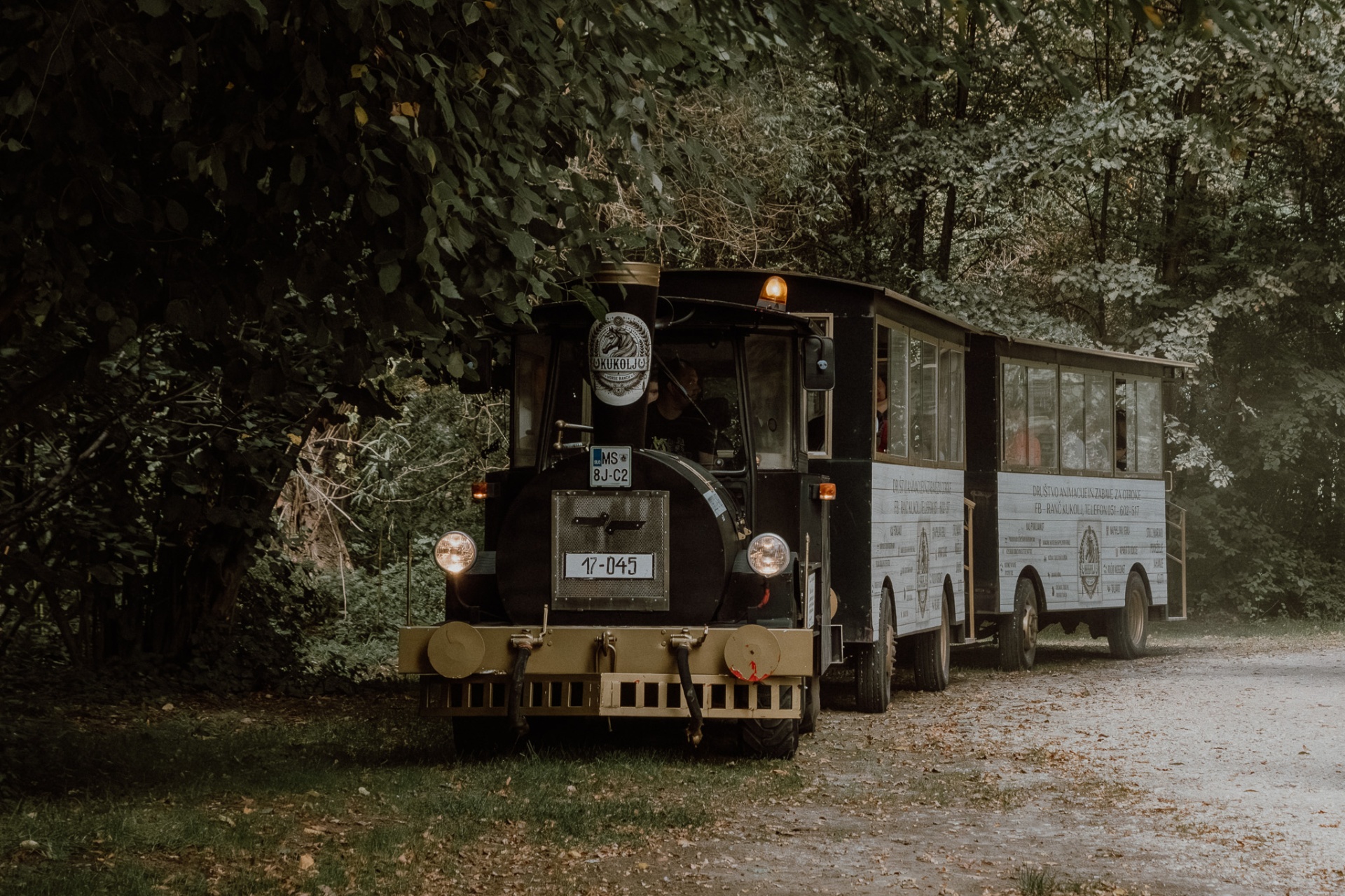 Turistični vlakec Kukolj čaka na goste ob gozdni poti