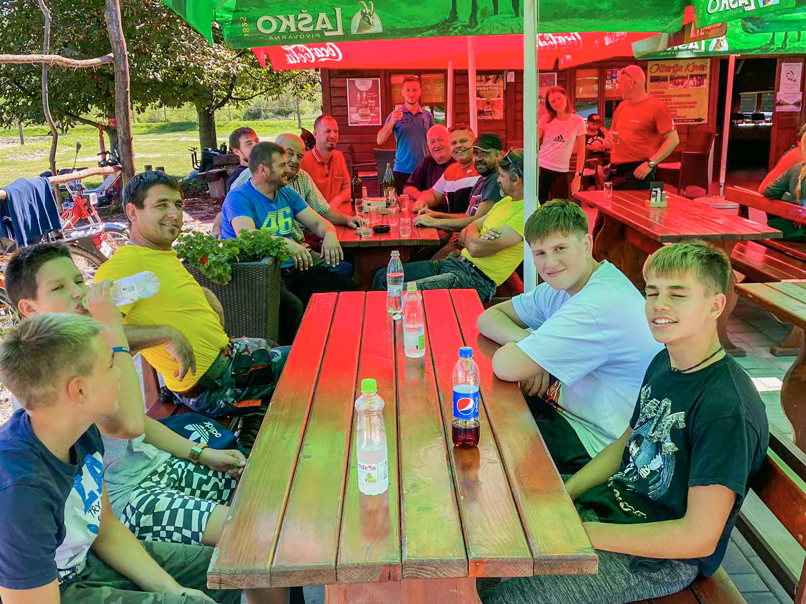Družabno druženje pod senčniki ob Muri