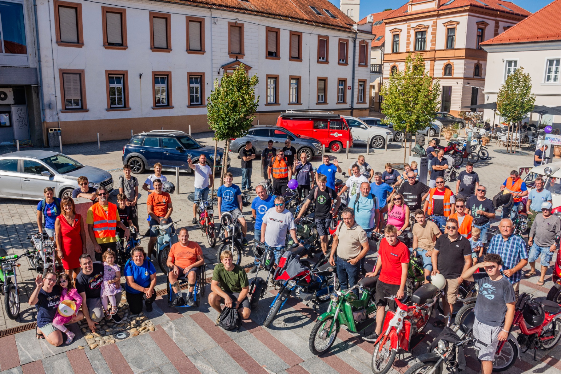 Udeleženci MOPED Mur 2024 na mestnem trgu