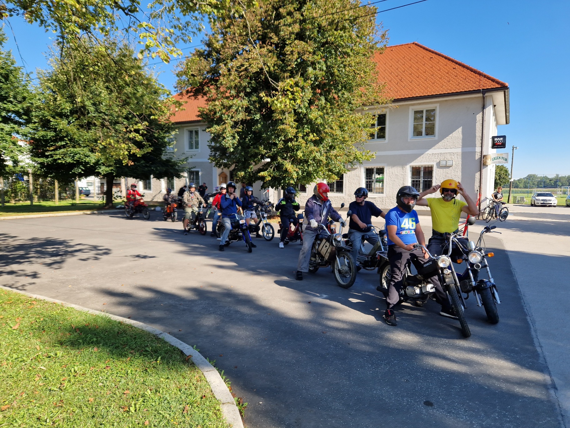 Kolona voznikov pripravljena na odhod