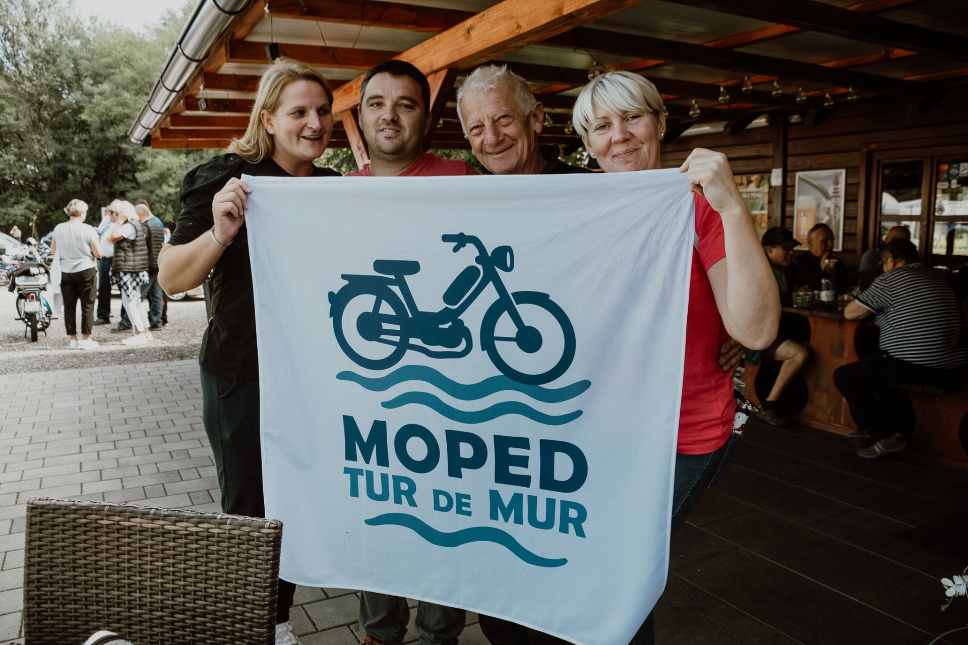 Ponosni udeleženci z zastavo MOPED Mur