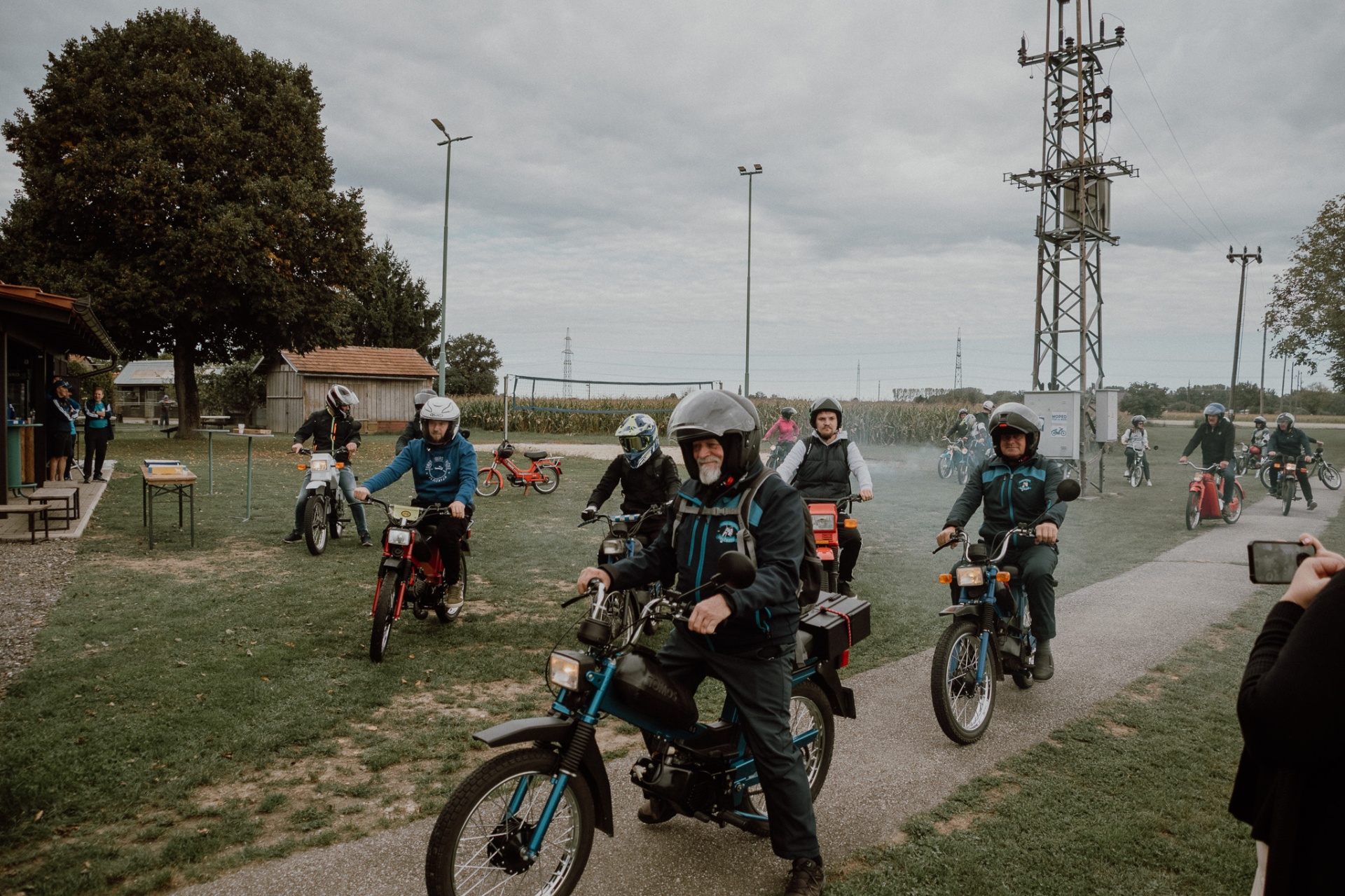 Vozači v jesenskih jaknah in čeladah zapuščajo start MOPED Mur 2025