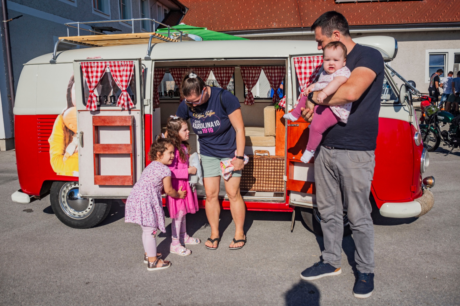 Družina ob starodobnem VW kombiju