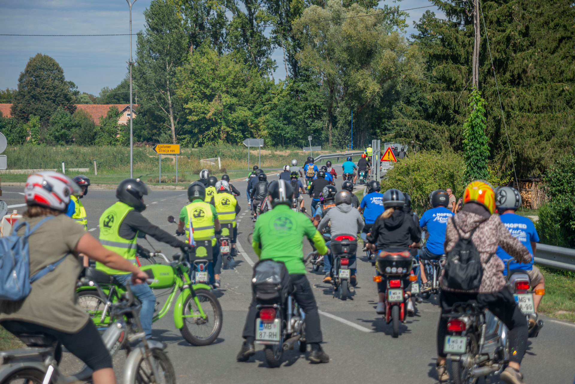 Kolona udeležencev 4. Moped Mur 2026 na cesti proti Ljutomeru