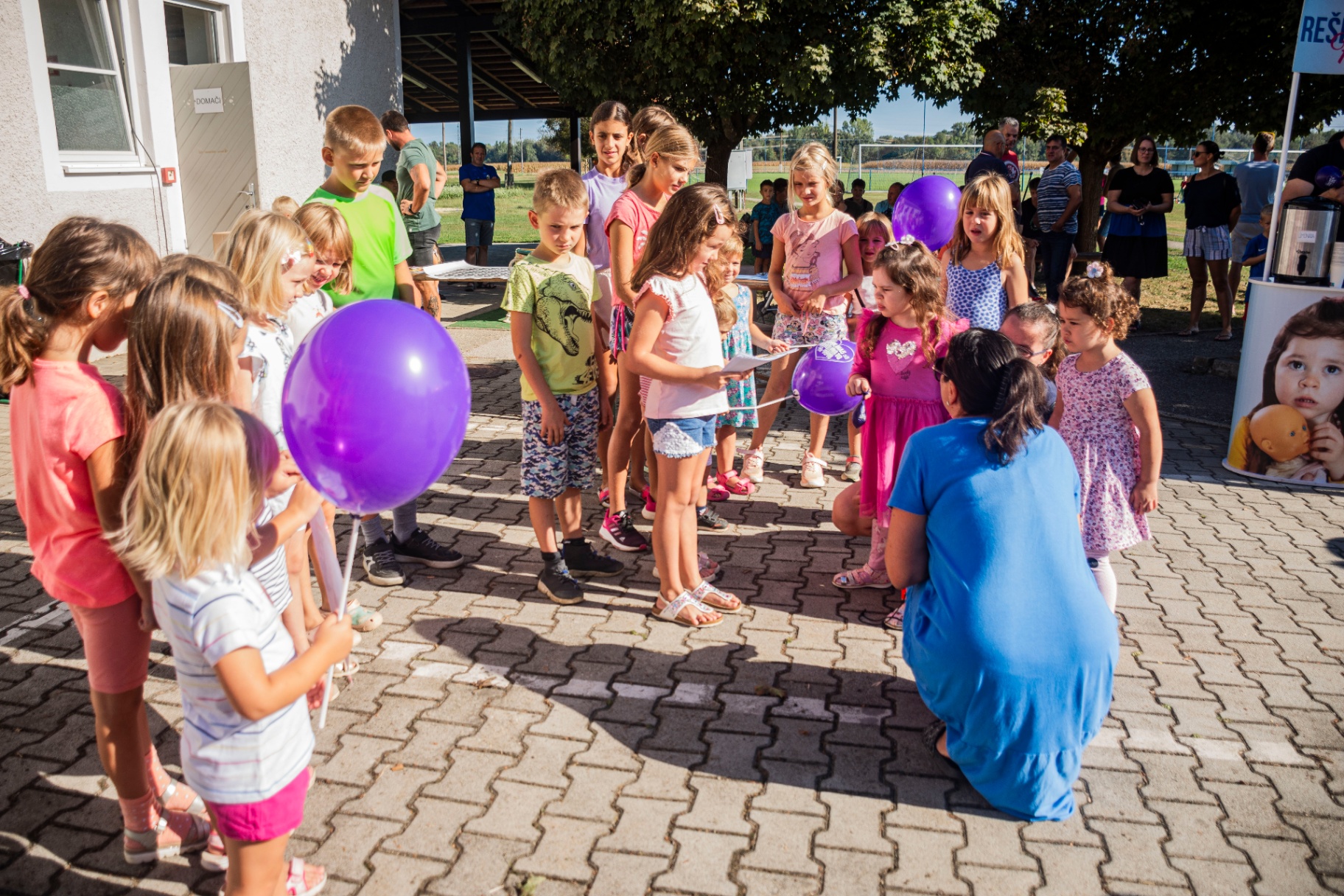 Skupina otrok s humanitarnimi baloni