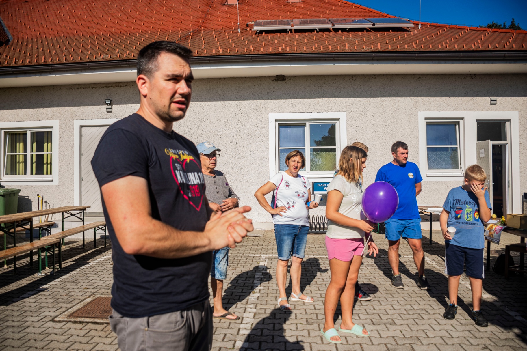 Organizator nagovarja udeležence pred štartom