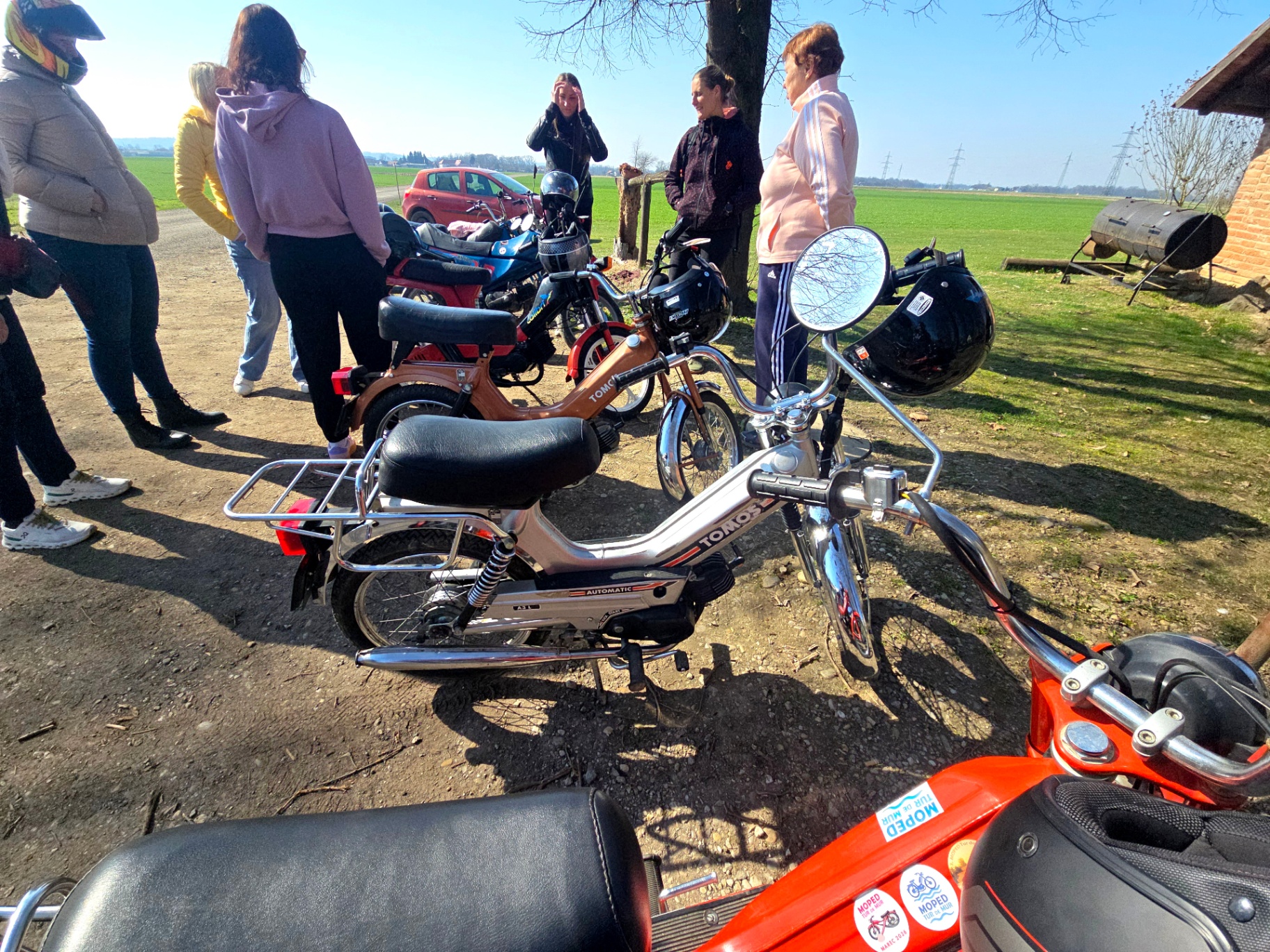Vintage Tomos mopedi parkirani na sončnem postanku
